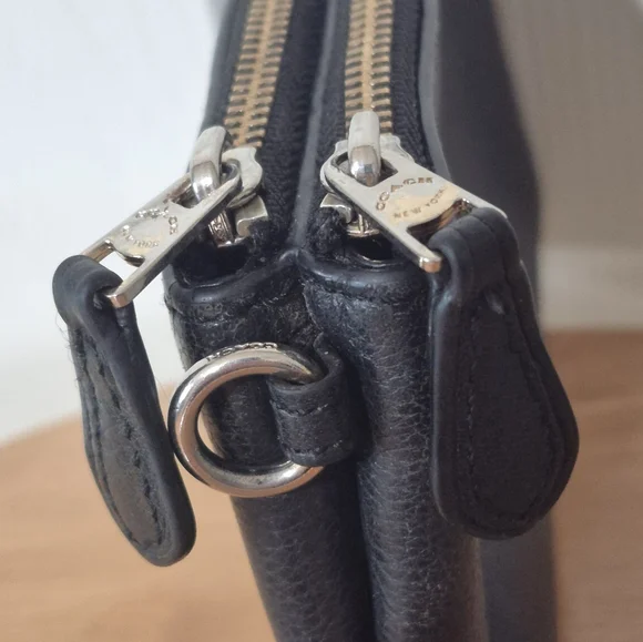 Coach New York Black Leather Wallet / Wristlet With Gold Toned Hardware - Picture 6 of 12